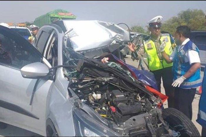 Toyota Rush hancur usai menerjang pantat truk box di tol Surabaya-Mojokerto