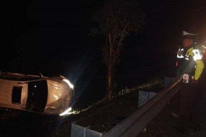 Mitsubishi Pajero Sport tabrak pembatas jalan hingga terguling di tol Gempol-Pasuruan