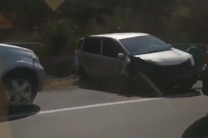 Toyota Rush dan Daihatsu Sigra terlibat kecelakaan dengan sebuah truk pengangkut minuman kemasan