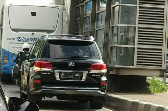 Lexus LX570 bernopol B 1 UNO terobos jalur busway