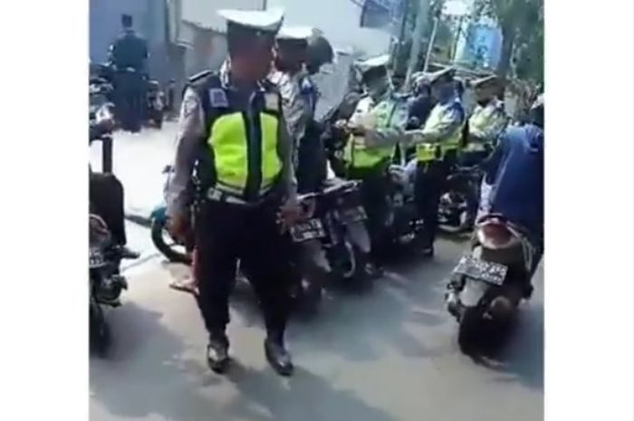 Honda BeAT lolos saat razia digelar dan polisi membiarkannya lewat.