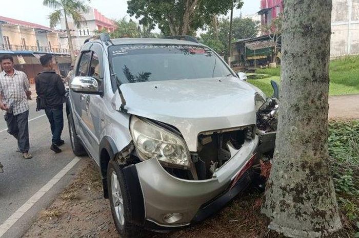 Mobil dinas Pemkot Singkawang menabrak pohon palem di Jalan Ahmad Yani, Sungai Pinyuh, Mempawah, Selasa (10/9/2019) pagi.  