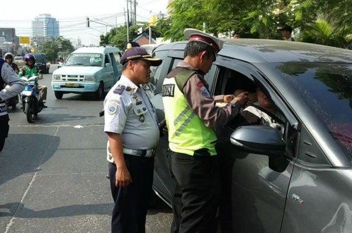Ilustrasi penindakan tilang di kawasan ganjil-genap.