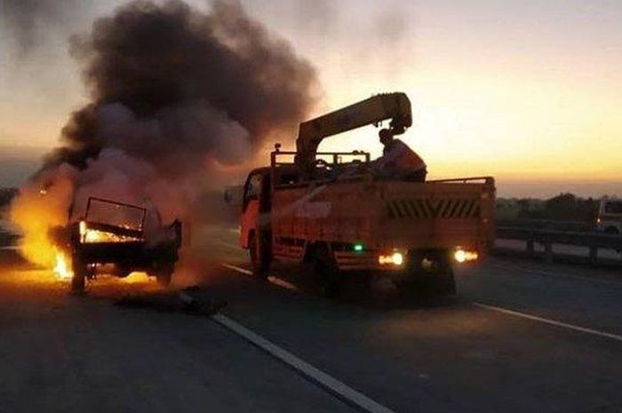 Satu unit pikap terbakar di tol Jombang-Mojokerto, Senin (9/9/2019)  
