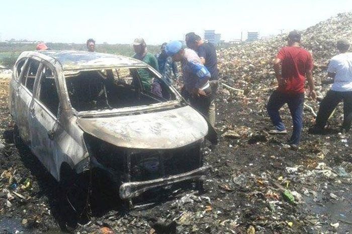 Bangkai Toyota Calya yang dibakar pemilik Ricky Wiryawan di tempat Pembuangan Akhir (TPA) sampah Ngipik, Kecamatan Gresik, Jawa Timur