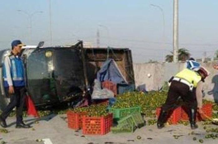 Mobil pikap bermuatan jeruk yang mengalami kecelakaan di tol Surabaya-Mojokerto, Selasa (10/9/2019) 