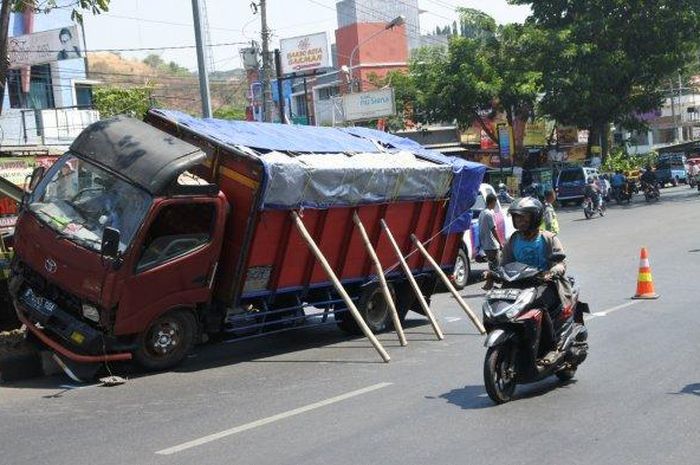 Truk bernomor polisi B 9337 CQA menabrak pembatas jalan setelah terlibat kecelakaan karambol di Ngaliyan Kota Semarang, Rabu (11/9/2019).