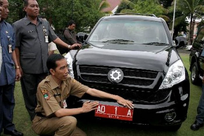 Joko Widodo, saat masih menjabat Wali Kota Solo, menerima mobil jenis sport utility vehicle (SUV) produksi siswa sekolah menengah kejuruan di Kota Solo, bekerja sama dengan Kiat Motor, Klaten, Senin (2/1/2012)