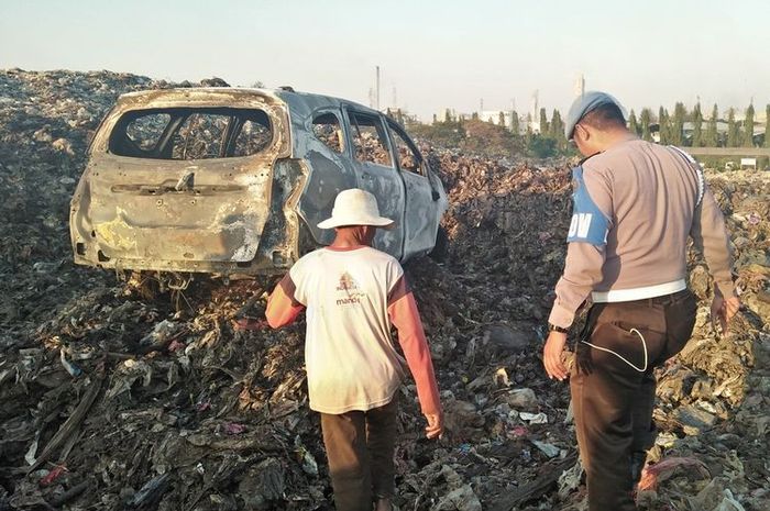 Toyota Calya dibakar sendiri oleh pemilik di TPA Ngipik, Gresik, Jatim