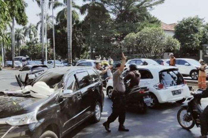 Toyota Avanza terimpa pohon palem yang rubuh di Jl Alteri Pondok Indah, Kebayoran Lama, Jaksel