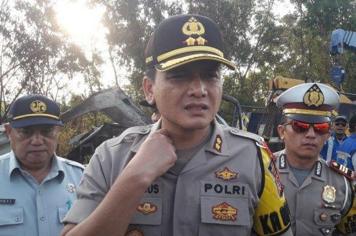 Kapolres Purwakarta AKBP Matrius saat berada di lokasi kecelakaan beruntun di Tol Cipularang, Kilometer 92, Kabupaten Purwakarta, Selasa (10/9/2019). 
