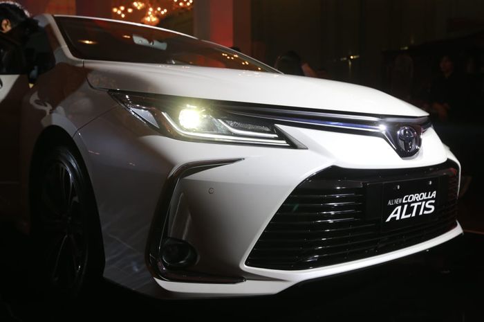 lampu utama Toyota Corolla Altis sudah mendukung fitur Automatic High Beam (AHB)