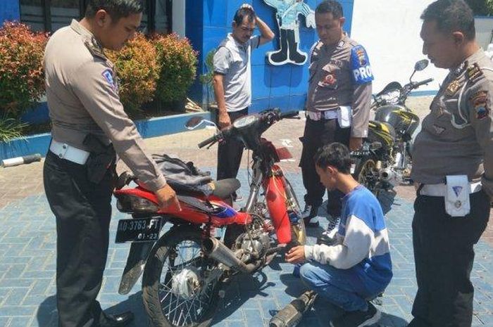 Remaja asal Karanganyar yang harus mengganti knalpot brongmya dengan knalpot yang sesuai dengan SNI di halaman kantor Satlantas Karanganyar, Kamis (12/9/2019). 