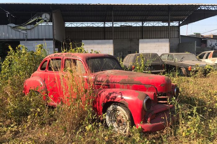 Mobil kuno yang diduga adalah Opel Kapitan lansiran 1951-1953 mati total dibilangan Pekapuran Depok, Jawa Barat.