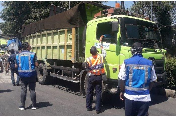 Petugas Jasa Marga saat memeriksa kendaraan Over Dimension Over Load (ODOL) di Tol Cipularang, Kamis (12/9/2019)