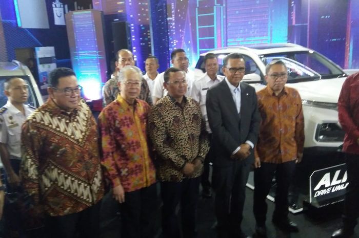 Sesi foto bersama Gubernur Sulawesi Selatan, Nurdin Abdullah di GIIAS Makassar 2019