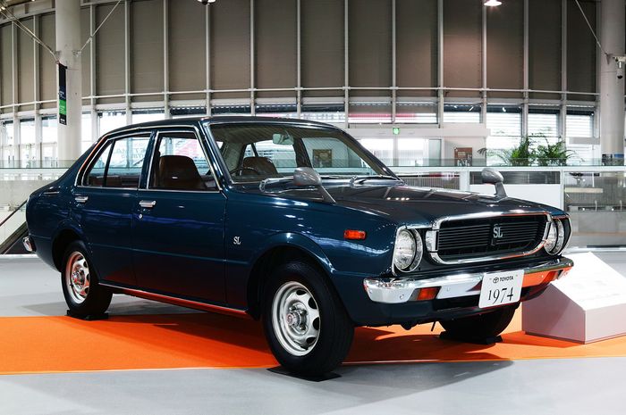 Toyota Corolla generasi ke-3 (E30) masuk ke Indonesia di akhir 1975