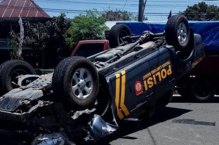 Mobil patroli polisi terbalik seusai hantam truk di Jalan Lintas Barat, Pekon Gunung Sugih, Kecamatan Batu Brak, Lampung Barat, Kamis (12/9/2019) pukul 11.45 WIB. 