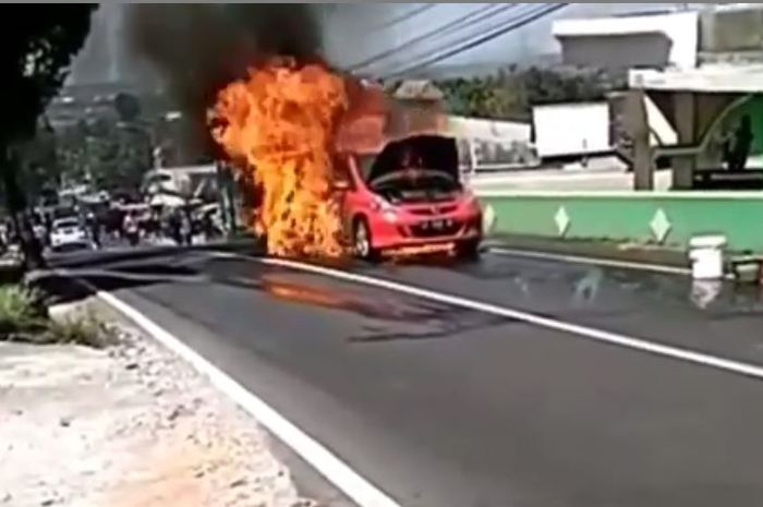 Honda Jazz GD3 dilumat si jago merah, api muncul dari bawah belakang