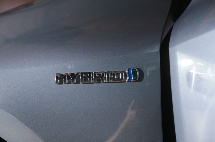 logo hybrid di Corolla Altis terbaru