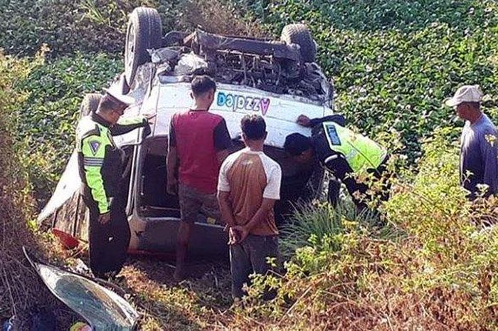 Kondisi minibus terbalik setelah mengalami pecah ban di Tol Jombang - Mojokerto kilometer 676+500/B, Jumat (13/9/2019).  