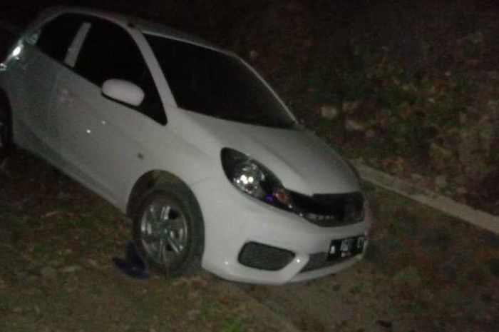 Honda Brio yang digunakan pelaku pencurian di Wonogiri saat melarikan diri dari kejaran polisi, Rabu malam (11/9/2019).