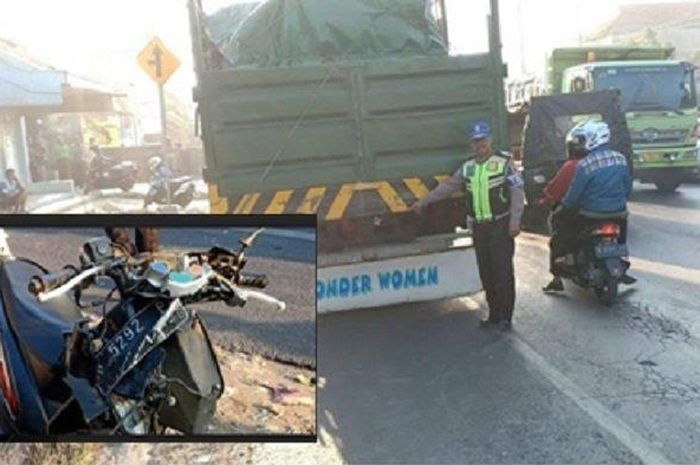 Polisi menunjukkan truk tronton yang terlibat kecelakaan di Pantura Kudus, tepatnya di Desa Hadipolo, Kecamatan JekuloJumat (13/9/2019).  