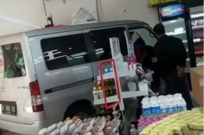 Daihatsu Granmax 'nyelonong' terjang minimarket, kaca pecah akibat gas nyangkut