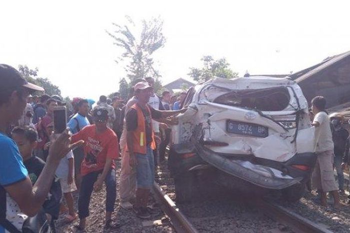 Toyota All New Rush tertabrak kereta api Tegal Bahari di Jalan KS Tubun, kabupaten Tegal, Jawa Tengah