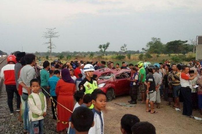 Datsun Go Panca 'gepeng', terpental 15 meter ditabrak kereta api di perlintasan tanpa palang pintu