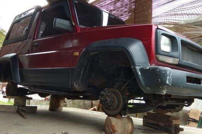 Ban dan pelak mobil Feroza di parkir di teras rumah hilang diembat maling di Dusun Dicot Keutapang, Gampong Cot Keutapang, Jeumpa Bireuen