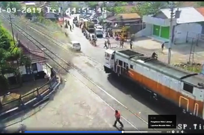 Detik-detik kereta api Tegal Bahari hantam Toyota Rush di perlintasan kereta api Jl. KS Tuban, Tegal, Jumat (13/9/2019)