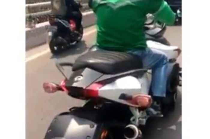 Driver ojol tertangkap kamera sedang keliling dengan mengendarai Can Am Spyder