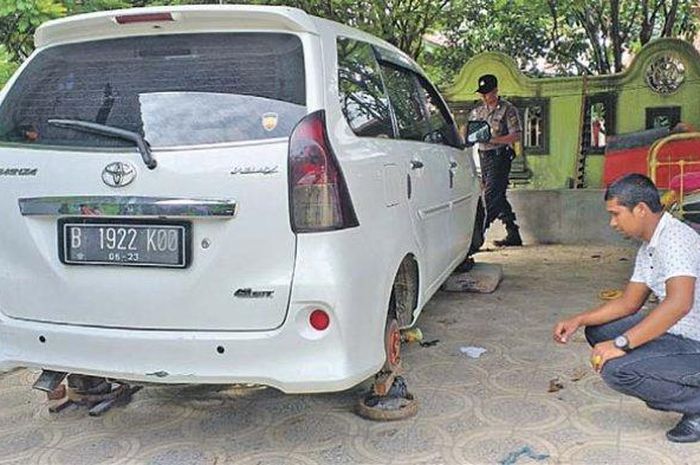 Toyota Avanza Veloz diamputasi maling ban