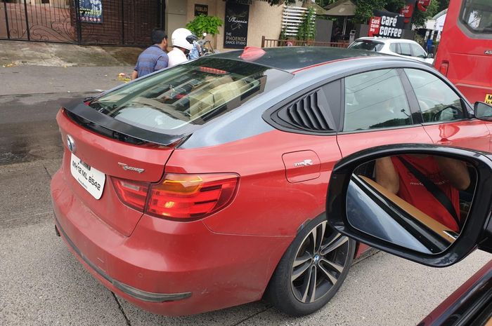 Sebuah BMW seri 3 GT warna merah terciduk menggunakan stiker Type R dari merek sebelah, Honda