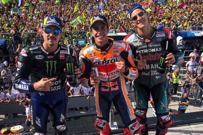 Maverick Vinales, Marc Marquez, dan Fabio Quartararo (dari kiri ke kanan) berpose seusai meraih podium MotoGP San Marino 2019.