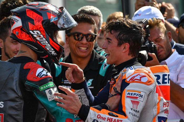 Marc Marquez kasih ucapan selamat untuk Fabio Quartararo di parc ferme MotoGP San Marino 2019