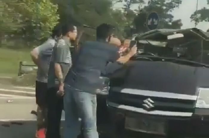 Kecelakaan Suzuki APV di Tol Jagorawi