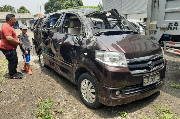 Kontras perbandingan bentuk bodi dengan bagian depan Suzuki APV pasca kecelakaan tunggal di tol Jagorawi