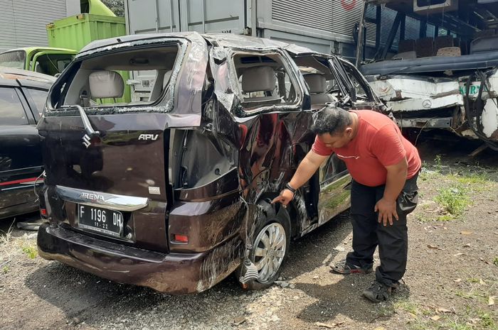 Ban Suzuki APV pecah yang diduga menjadi penyebab tergulingnya mobil ini