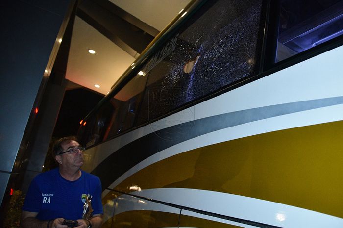 Kaca bus yang ditumpangi pemain Persib dilempari batu oleh oknum