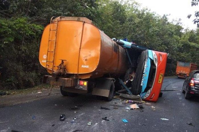 Kecelakaan maut bus Rosalia Indah dan truk tangki di Lampung