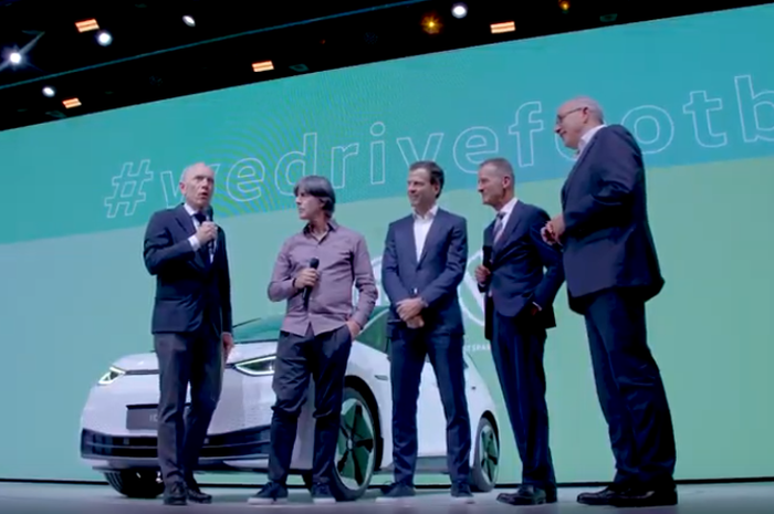 Joachim Low (dari kiri nomor 2) dan Oliver Bierhoff (tengah) menjajal mobil baru dari Volkswagen.