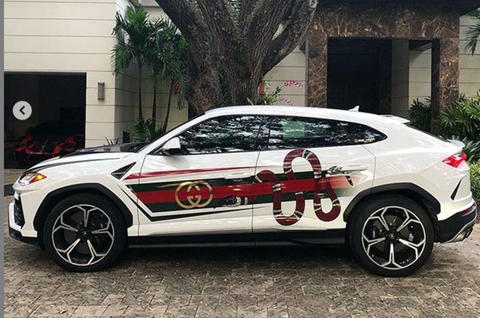 Lamborghini Urus dibungkus sticker vynil bertema Gucci