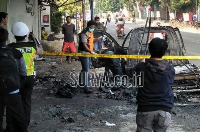 Polisi melakukan olah TKP di lokasi kebakaran pikap  di Jl Cemara, Kota Blitar,  pada Senin (16/9/2019). 