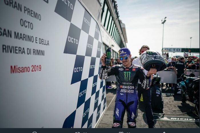 Maverick Vinales (Monster Energy Yamaha) berpose usai memastikan podium pada gelaran MotoGP San Marino 2019.