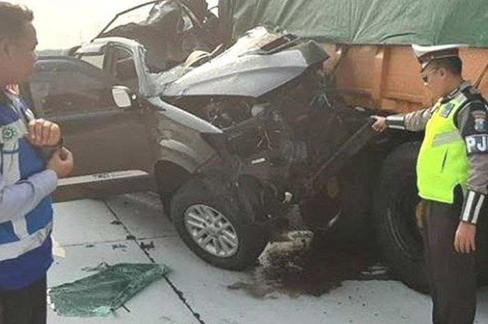 Kondisi mobil Toyota Fortuner setelah menghantam truk tronton di Tol Ngawi-Sragen, Minggu (15/9/2019).