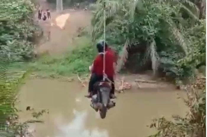 Bukan main, Honda Vario 125 terbang bak flying fox