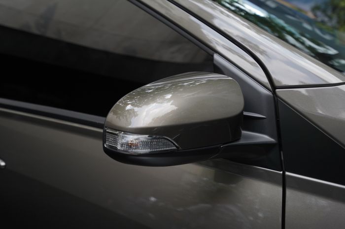 Spion retractable baru New Calya