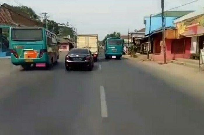 Aksi kejar-kejaran ala Fast and Furious dua bus di jalan nasional Banjarnegara terekam video beredar di media sosial 